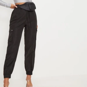 Cargobyxa i nyskick! - Cargobyxor som säljes för att jag har flera liknande par! Lånad bild. Storlek 36 och passar mig som är 167 cm men även dig som är lite kortare än så! Resår längst ner och med knytning i midjan. Köparen står för frakt!