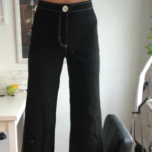 Byxor med vita sömmar - Grymt snygga byxor i storlek small! Ganska stretchiga. Passar mig som är 167cm lång. Säljes pga har en likadan byxdress så använder alltid den istället🤦🏻‍♀️🙄 köpare står för frakt🖤