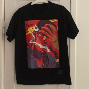 Travis Scott t shirt - Oanvänd t shirt med tryck av Travis Scott. Köpt i amsterdam och aldrig använd.Strl M. 130kr (köparen står för frakt)