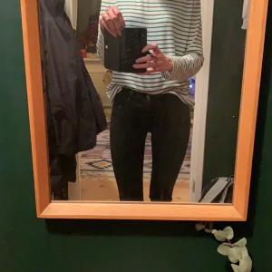 Cheap Monday Tight very high  - Svarta jeans från Cheap monday, modellen är Tight Very Hugh. Väldigt stretchiga! Strlk 27/34, sparsamt använda!