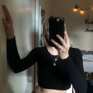 Crop top svart långärmad - En långärmad svart crop top ifrån Gina Tricot. Strl XS. Bra skick.