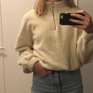 Teddytröja - Mysig teddytröja från GinaTricot i storlek L. Passar mig som vanligtvis har S också! Superbra skick och använd ett fåtal gånger☺️