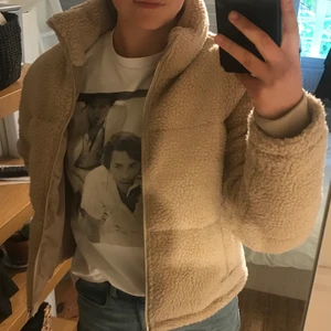 Teddyjacka - Säljer min varma och jättemysiga oanvända teddyjacka pga fel storlek, inkl. frakt!  Det är en fodrad vinterjacka. Nypris 700kr. 
