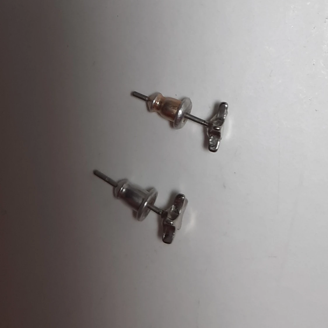 Silverfärgade örhängen med stjärnor  - 90