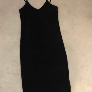 oanvänd svart ribbad klänning i strl M från bikbok. Prislappen är kvar. köpt för 249, säljer för 70.