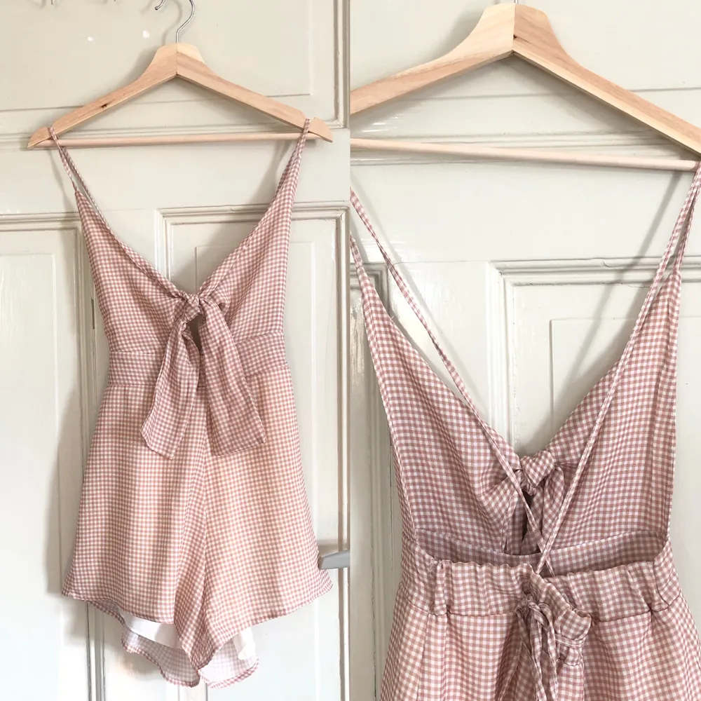PĂ„ bilden nr2 ser den ut att vara rosa, men riktiga fĂ€rgen Ă€r som i bilden nr1. Passar till bĂ„de S och XS. Köpte den pĂ„ en boho butik i Mallorca. Kunden stĂ„r för frakten đ€đ . Muu.