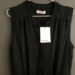 Klänning Rodebjer, M - Klänning från Rodebjer, aldrig använd med lappar kvar! Den är för lång för mig och jag har inte tagit mig till skräddaren :( superfin, mörkgrön färg. (Obs produktbilden är svart men hittade ingen annan bild för att visa hur den ser ut på) 