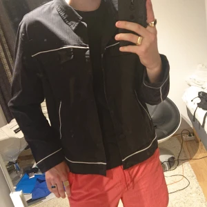 Weekday Jacka - Säljer denna riktigt snygga Weekday Jacka då den är för liten, nyskick. Riktigt feet till sommaren och passar till det mesta. Sitter som en M/L i storlek. 