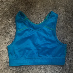 New body sport bh - Oanvänd sport bh från new body. Blå med gröna sömmar. Frakt tillkommer 