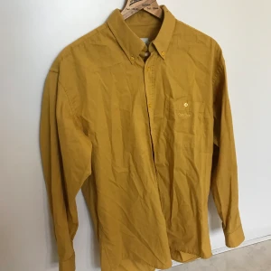 manchesterskjorta senapsgul - fin senapsgul manchesterskjorta i storlek large. knappt använd och i fin retrostil. harhämtas i malmö eller skickas med posten. se även mina andra annonser för ev samfrakt.
