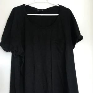 Black h&m shirt - H&m black basic style. Pocket on the left side. 