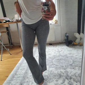 Rutiga kostymbyxor  - Väldigt snyggt formade kostymbyxor. Tyvärr aningen förkorta för mig, (är 1.66) 