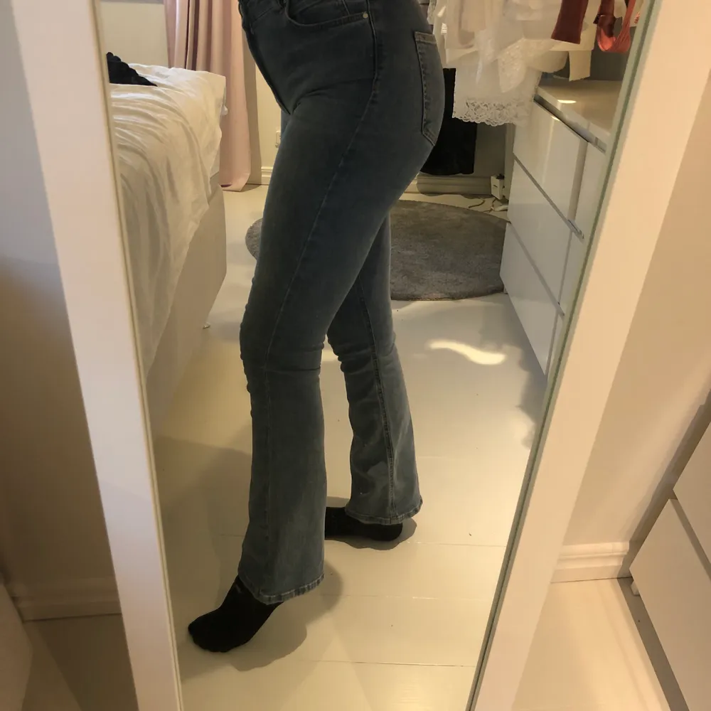 Blåa bootcut jeans från Gina tricot💕  Jag är 170 cm lång💕 Frakt tillkommer. Jeans & Byxor.