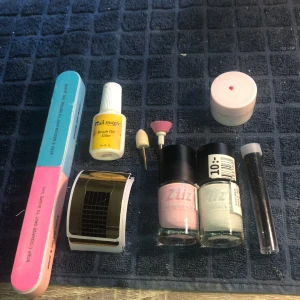 Nagelkitt❤️ - Säljer detta nagelsett❤️ Man får med en fil, massa mallar, ett lim, två stycken olika elfils huvud, en röd geleiga färg, ett rosa och ett vitt nagellack och ett svart glitter❤️😍 säljer den på grund av att jag har så mycket nagelsaker som jag inte använder