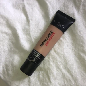 Foundadation från Lóreal Paris❤️ -  Säljer denna fondation  Från Lóreal Paris, jag har aldrig använt den på grund av att jag aldrig sminka mig med foundation, men som sagt den är aldrig använt och den är i mycket bra skick❤️.                         Nypris 127kr jag säljer min för 100kr❤️