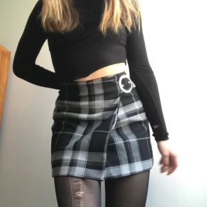 Oanvänd omlottkjol från weekday  - Sååå snygg kjol från weekday (helt oanvänd med prislapp kvar) som är omlott med knapp inuti och ”skärpliknande” på sidan. ÄLSKAR! frakt på 42, annars möts vi på söder 💕🌺🍄