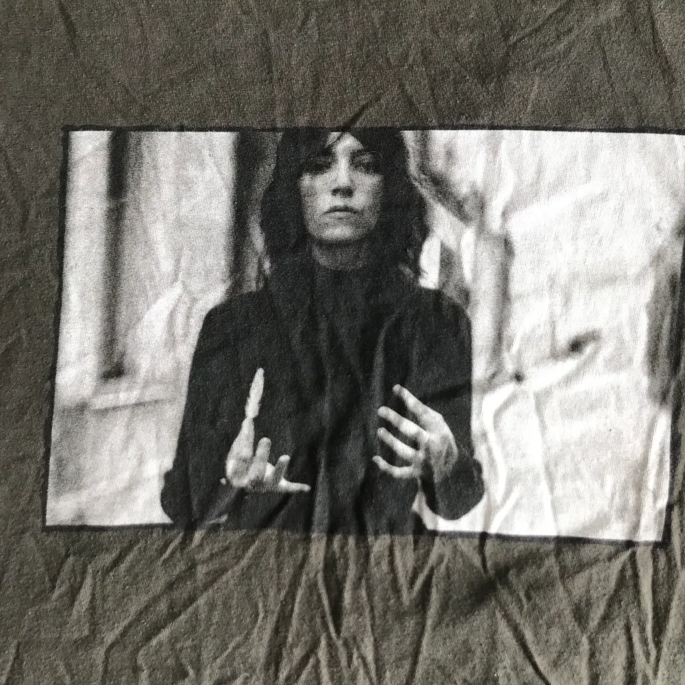 Patti Smith-tröja! Köpt på en av hennes konserter. Klassisk bild på henne. Storlek S men passar XS till M.. T-shirts.