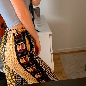 Mönstrade byxor💙 - Säljer mina mönstrade byxor från New Yorker då dem inte kommer till användning så tänkte om någon annan har användning för dem!💙 Jag på bilden som bär byxorna är 172 cm men byxorna gå också lätt att vika upp<3 