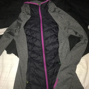 ”Träningsjacka”  - En jogg jacka i mkt fint skick! Kommer aldrig till användning längre! 200kr inklusive frakt! 