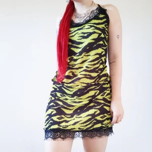 Neon grön zebra klänning med slits - Super snygg klänning som tyvärr är för liten för mina lår/rumpan :( så den är endast använd 1 gång då jag fotade i de hehe. . Frakt tillkommer! 