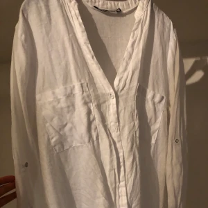 Vit linneskjorta  - Linneskjorta från zara! Jätte fin modell som passar bra nu när det blivit varmare. Säljer pågrund av att jag har fler linneskjortor som kommit mer till användning :))