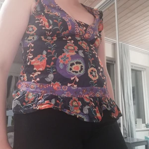 Mango Blus  - Jag säljer en gullig blus från Mango med Blom-mönster 💐Den är väldigt unik och lite 80-talsstil! 