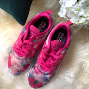 Fila - Jättefin FILA skor, endast använda 1 gång. Storlek 37. Frakt ingår INTE i priset! 