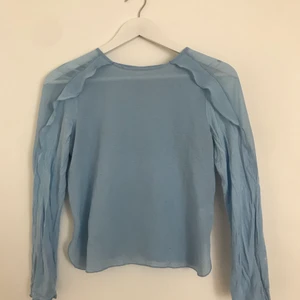 Ljusblå blus - Supersöt blus som passar till allt. Gratis frakt