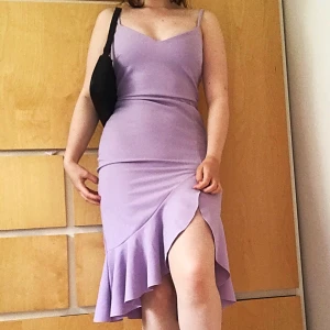 Klänning storlek 36 - Pastell-lila klänning med fina volanger nedtill, endast testad. Frakt ingår i priset