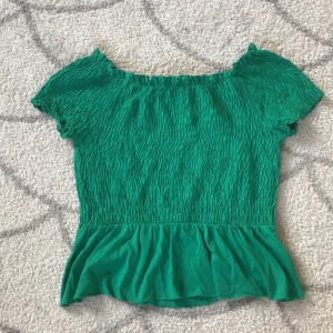 topp från gina - säljer denna superfina topp från gina tricot, aldrig använd, alltså nyskick!! 💘 frakt tillkommer🥰