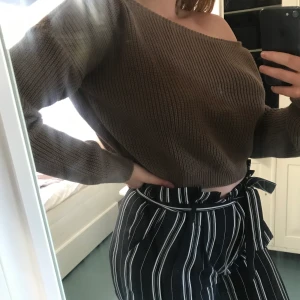 Plt off shoulder tröja - Jätte fin stickad off shoulder tröja från prettylittlething. Säljer pågrund av att den inte kommit till användning och tröjan är i väldigt bra skick. Frakt ingår i priset🥰