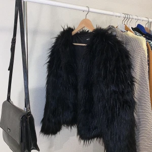 FAKE^ pälsjacka från Bik bok ☕️ - Säljer min pälsjacka från Bikbok! Använt men helt utan slitage :) Köpt för ungefär 2 år sedan