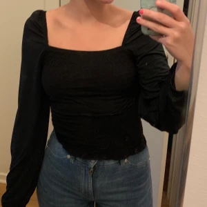 Svart topp - En romantiskt svart topp som passar perfekt nu till sommaren med både byxor och kjolar😍 Köpt på Gina tricot, glömt priset men skulle gissa på 349kr. Köparen står för frakten🦋