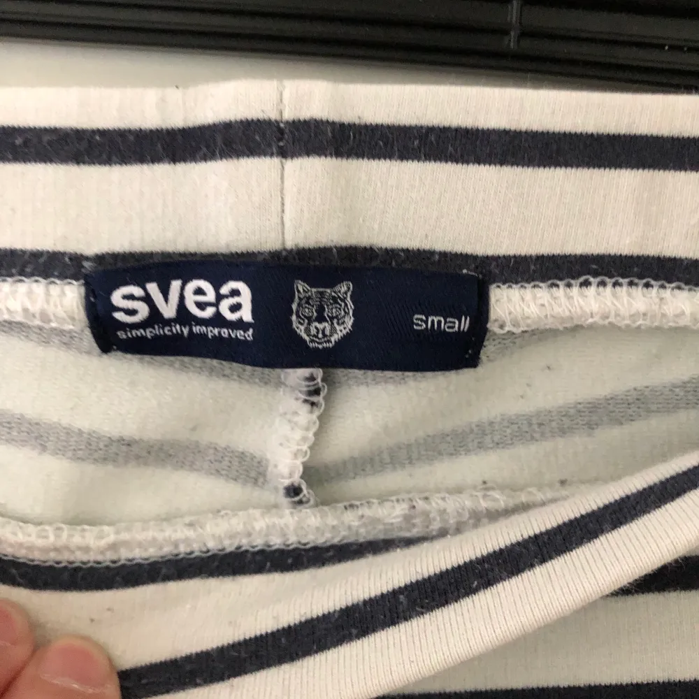 Skön randig mjukisbyxa från Svea i storlek S, fint skick. . Jeans & Byxor.