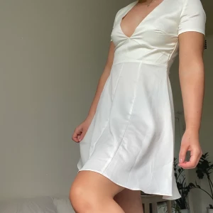 Vit klänning - En söt klänning, perfekt för skolavslutning eller student. Från Monki i storlek 34