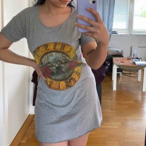  - Guns n Roses klänning. Har bara använt som nattlinne 1-2 gånger. Väldigt bekväm, inga fläckar eller annat. Priset är inkl. frakt.