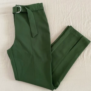 Gröna kostymbyxor - Säljer dessa fina kostymbyxor från HM i storlek 38. Stretchiga, sköna och lätta att matcha. Endast använda en gång! 