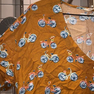 Tröja med cyklar - unik senapsgul tröja med cyklar på 🚴‍♀️ och knyt i midjan. FRAKT INGÅR