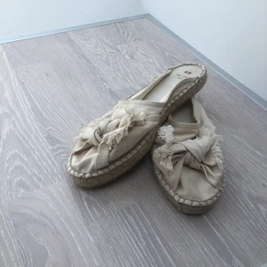 Supersöta slip ins - Aldrig använda tygskor från Spanien. Nyskick! Storlek 38, men som 37or.  Frakt tillkommer. 