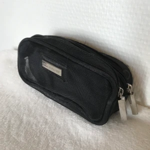 Fodral  - Från E. Funkhouser, ca 15cm. Bra skick! Köparen står för frakten men kan även mötas upp i Uppsala, Knivsta eller Sigtuna. Tveka inte att fråga mig om något! 