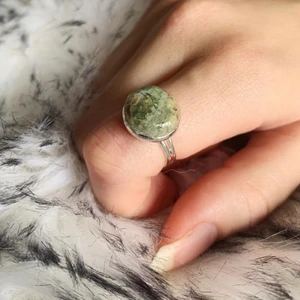 EarthlingsSilver UF 12 - Ring nr 12. Ringstommen är justerbar och gjord av silver. 1/5 av ringens kostnad går till WWF. Du betalar ringens kostnad+frakt. 