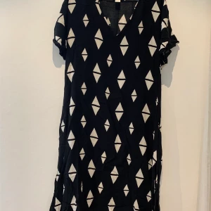 Långklänning  - Långklänning från h&m, tunn men inte genomskinlig. Stor i storlek. Köpare står för frakt 💓🌸