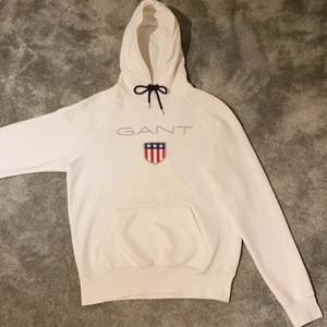 Gant hoodie - Säljer en fin gant hoodie pga den inte är i min stil längre. Den är i fint skick utan hål eller fläckar. Den är köpt på herravdelningen på pondus därav kan den vara lite stor i storleken. Har inte kvitto kvar.  Pris kan diskuteras.