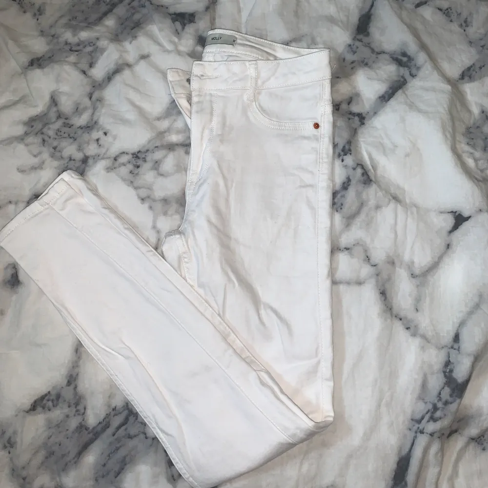 Vita Molly jeans från ginatricot i storlek S. Aldrig använda, bara provade, nyskick.. Jeans & Byxor.