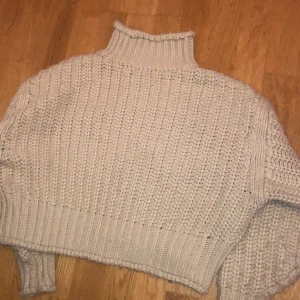 Tjocktröja  - Super mysig tröja från HM! Gått sönder lite på armen men sytt igen det där av billigt pris! Frakt ingår inte i priset 