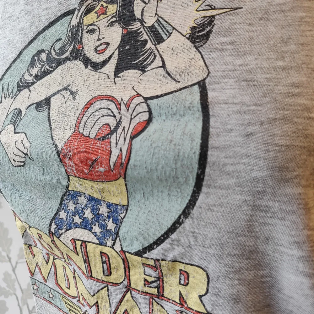 Grå t-shirt från HM, Wonder woman motiv, storlek S, 25kr +frakt. T-shirts.