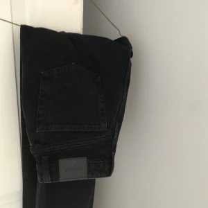 ROW WEEKDAY - De populära weekday jeansen i modellen Rowe, svarta. Dragkedjan är sönder så behövs bytas ut, annars super skick. Köparen står för frakten🚙 om flera är intresserade blir det budgivning💞