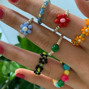 Egen pärlade smycken  - Jag gör egen pärlade smycken i alla möjliga designer och färger. Det går att se färger för önskad design. En ring kostar 30kr. Skriv för att se fler bilder och designer. Köparen står för frakten som ligger på ungefär 10kr💛💛