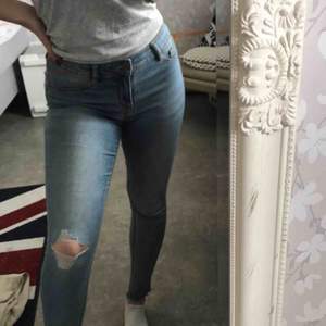 Blåa Jeans med slitning Pris kan diskuteras Frakt tillkommer☺️