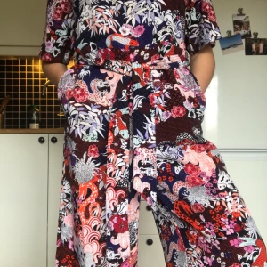 Jumpsuit Monki  - Superfin jumpsuit från Monki stl M. Rymlig! Bandet i midjan kan man knyta både fram och bak. Rundhalsad. 